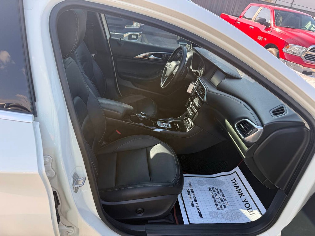 INFINITI QX30 Vehicle Full-screen Gallery Image 10