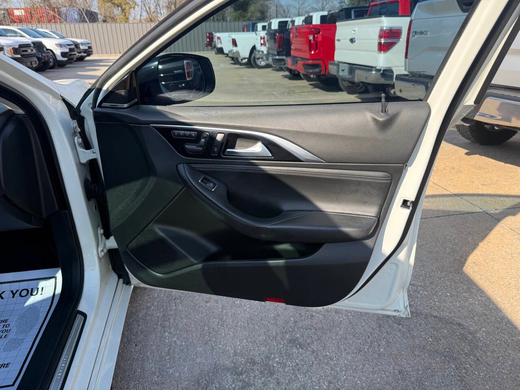 INFINITI QX30 Vehicle Full-screen Gallery Image 11