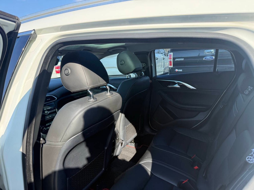 INFINITI QX30 Vehicle Full-screen Gallery Image 12