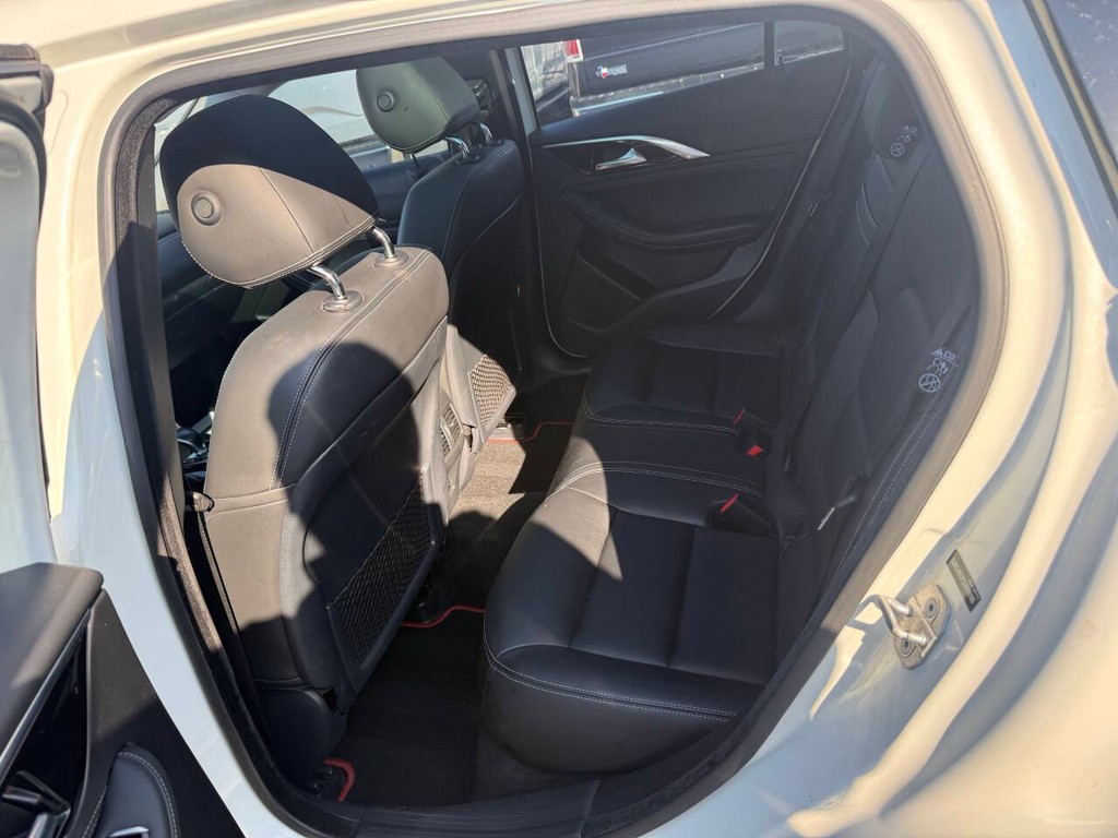 INFINITI QX30 Vehicle Full-screen Gallery Image 13