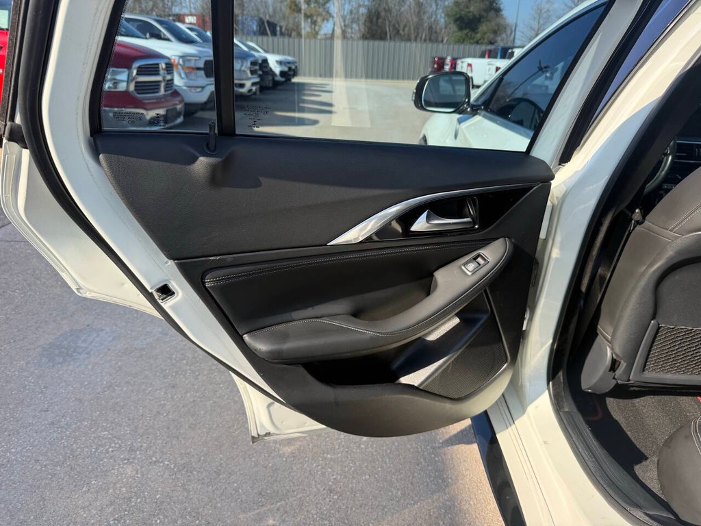 INFINITI QX30 Vehicle Full-screen Gallery Image 14