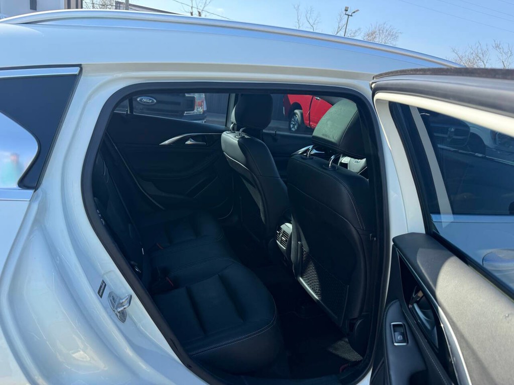 INFINITI QX30 Vehicle Full-screen Gallery Image 15