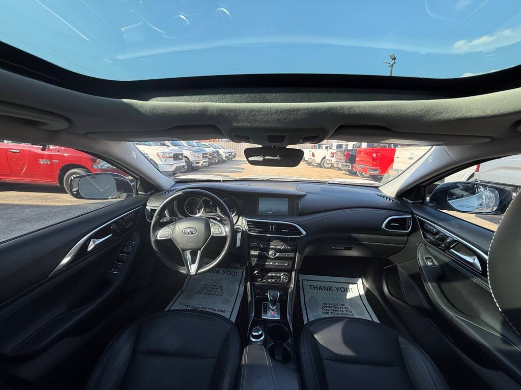 INFINITI QX30 Vehicle Full-screen Gallery Image 18
