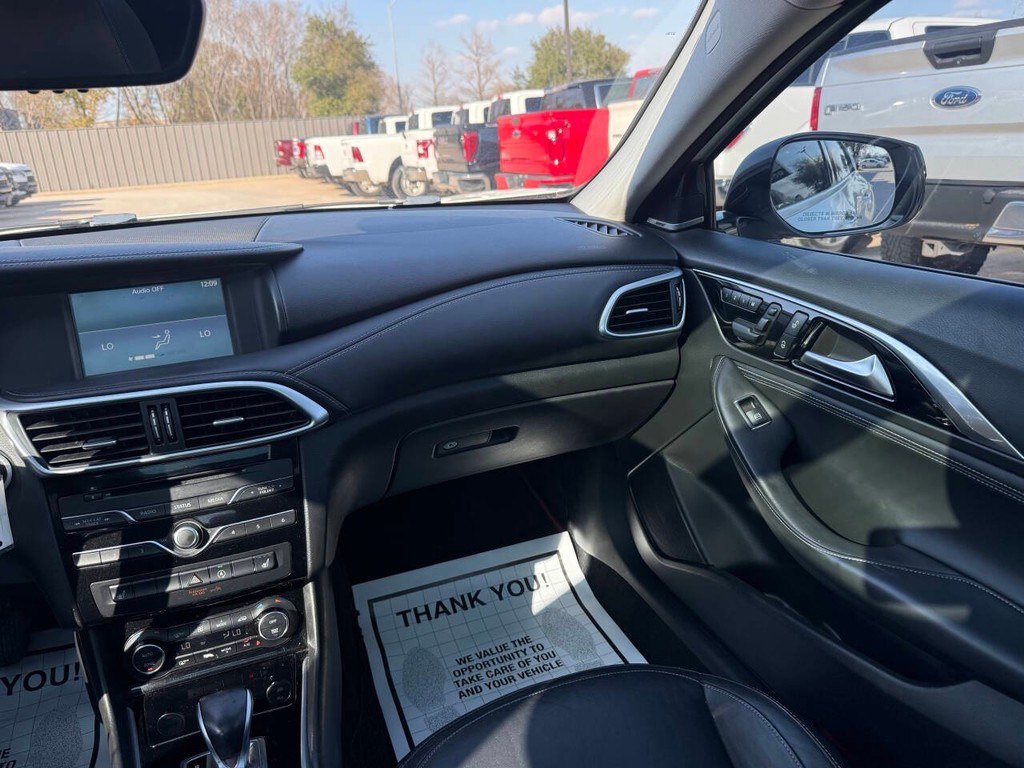 INFINITI QX30 Vehicle Full-screen Gallery Image 20