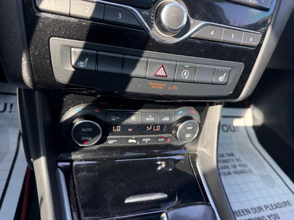 INFINITI QX30 Vehicle Full-screen Gallery Image 28