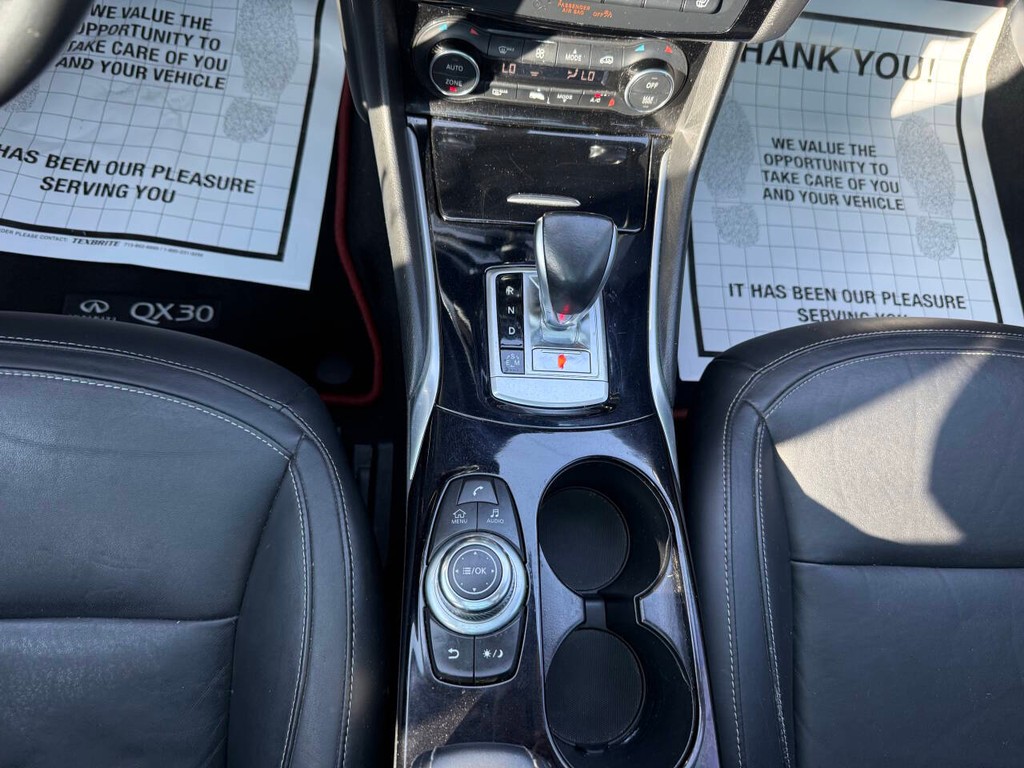 INFINITI QX30 Vehicle Full-screen Gallery Image 29