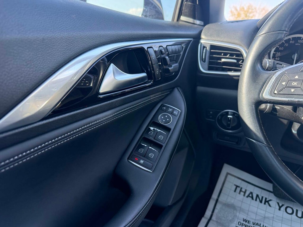 INFINITI QX30 Vehicle Full-screen Gallery Image 30