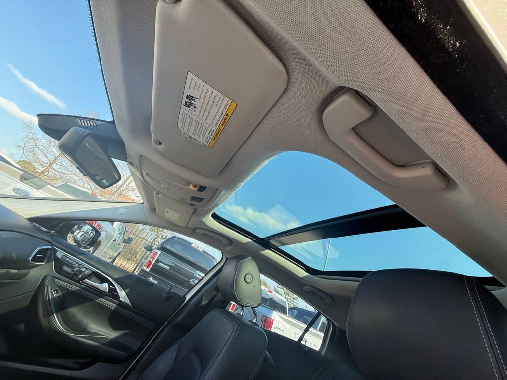 INFINITI QX30 Vehicle Full-screen Gallery Image 31