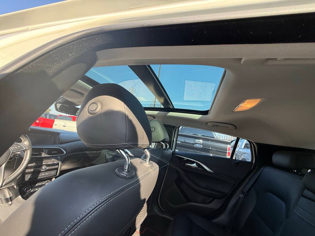 INFINITI QX30 Vehicle Full-screen Gallery Image 32