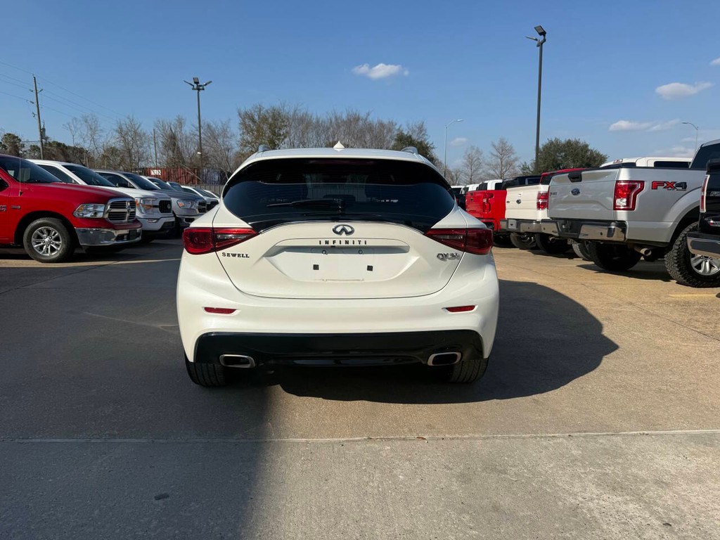 INFINITI QX30 Vehicle Full-screen Gallery Image 39
