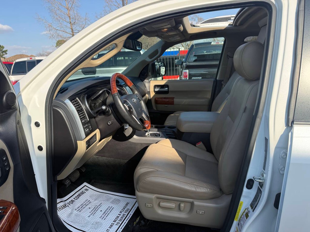 Toyota Sequoia Vehicle Full-screen Gallery Image 07