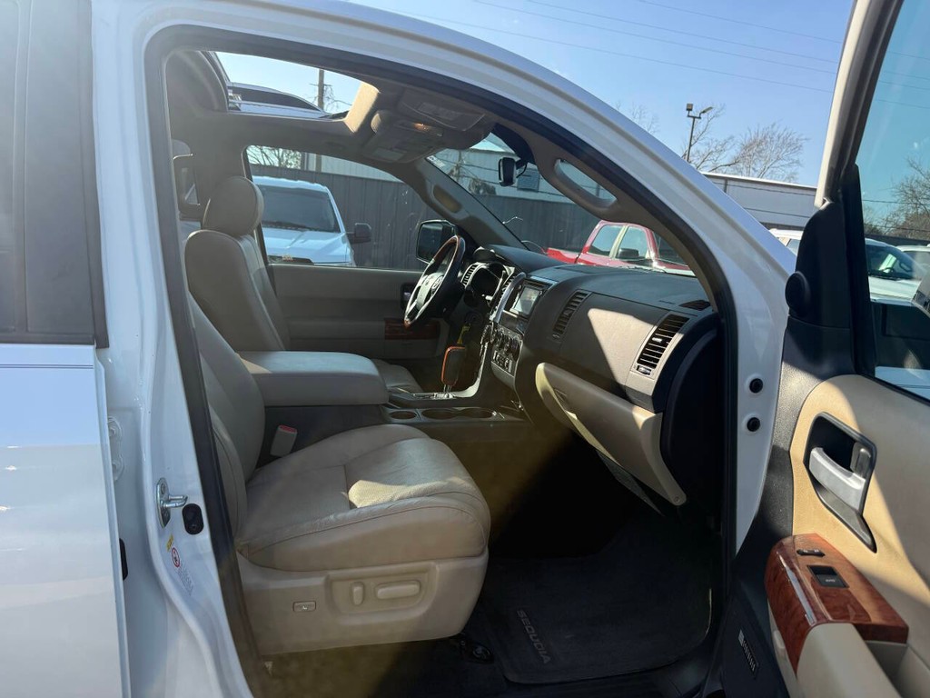 Toyota Sequoia Vehicle Full-screen Gallery Image 10