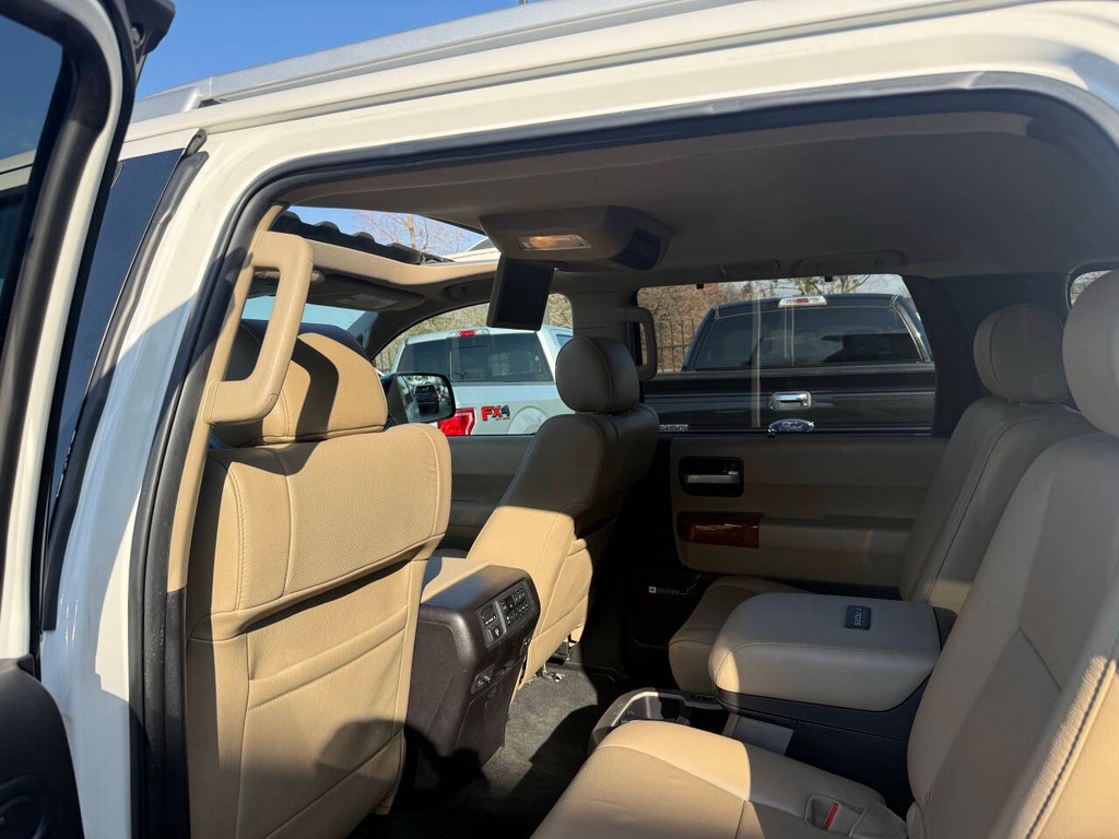 Toyota Sequoia Vehicle Full-screen Gallery Image 12