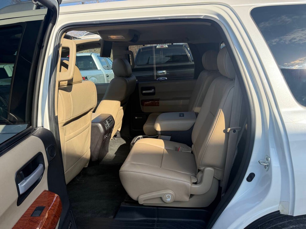 Toyota Sequoia Vehicle Full-screen Gallery Image 13