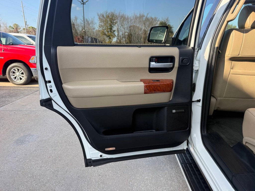 Toyota Sequoia Vehicle Full-screen Gallery Image 15