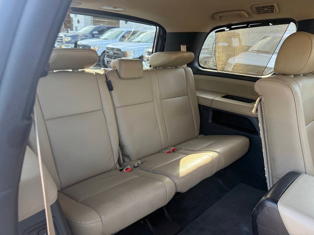 Toyota Sequoia Vehicle Full-screen Gallery Image 16