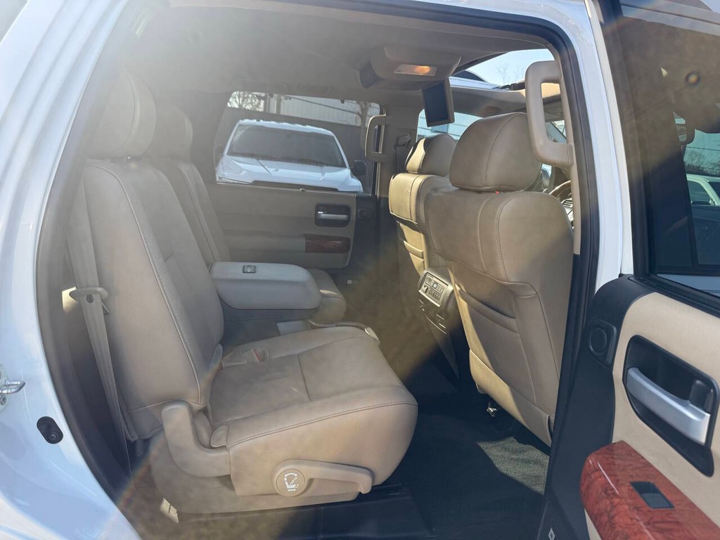 Toyota Sequoia Vehicle Full-screen Gallery Image 17