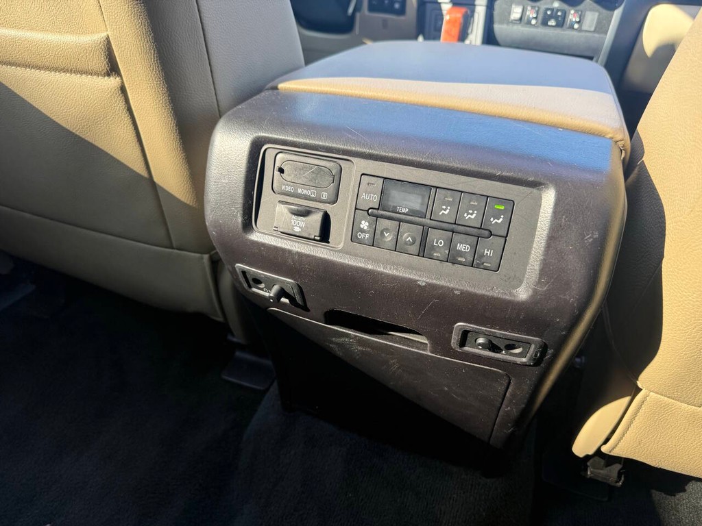 Toyota Sequoia Vehicle Full-screen Gallery Image 19