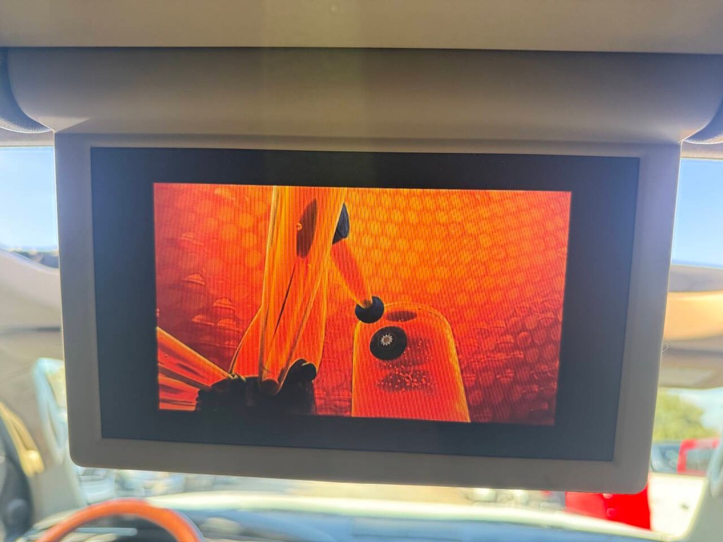 Toyota Sequoia Vehicle Full-screen Gallery Image 20