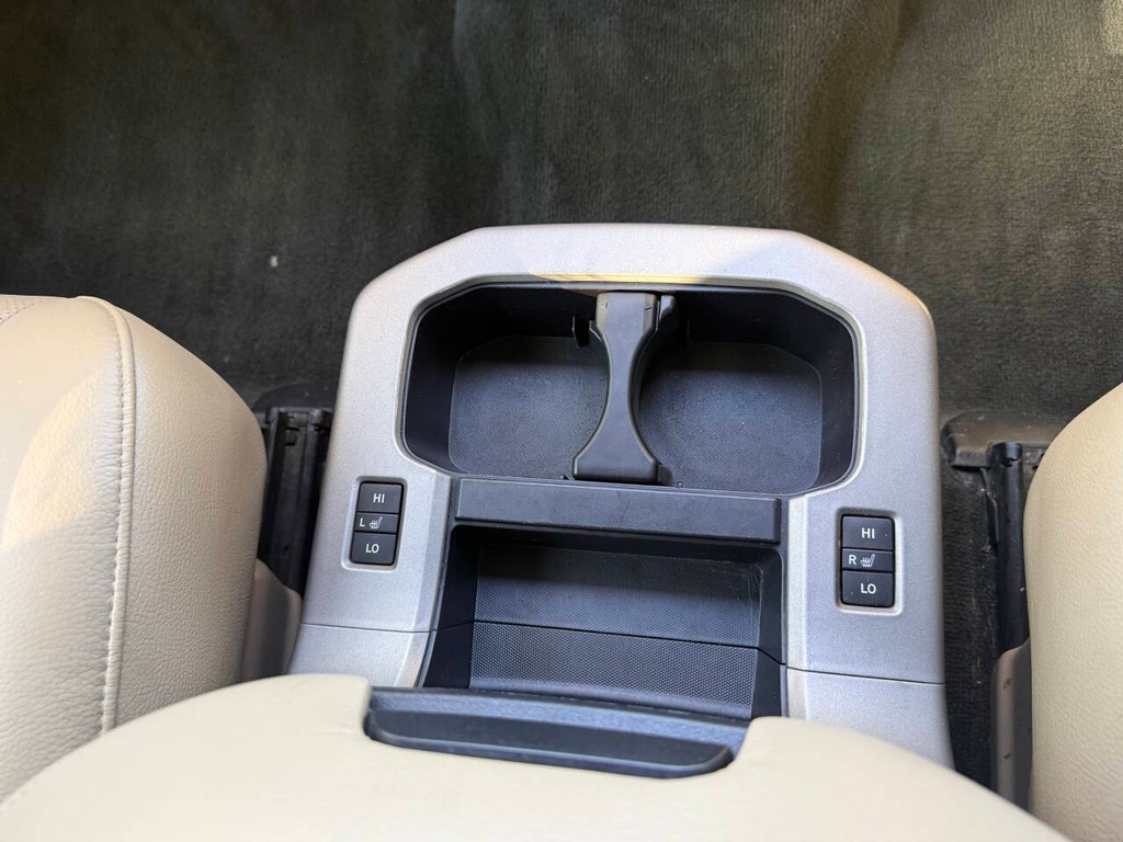 Toyota Sequoia Vehicle Full-screen Gallery Image 21