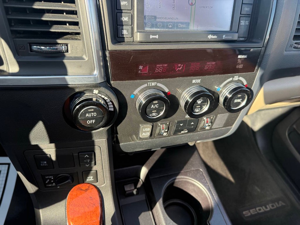 Toyota Sequoia Vehicle Full-screen Gallery Image 30