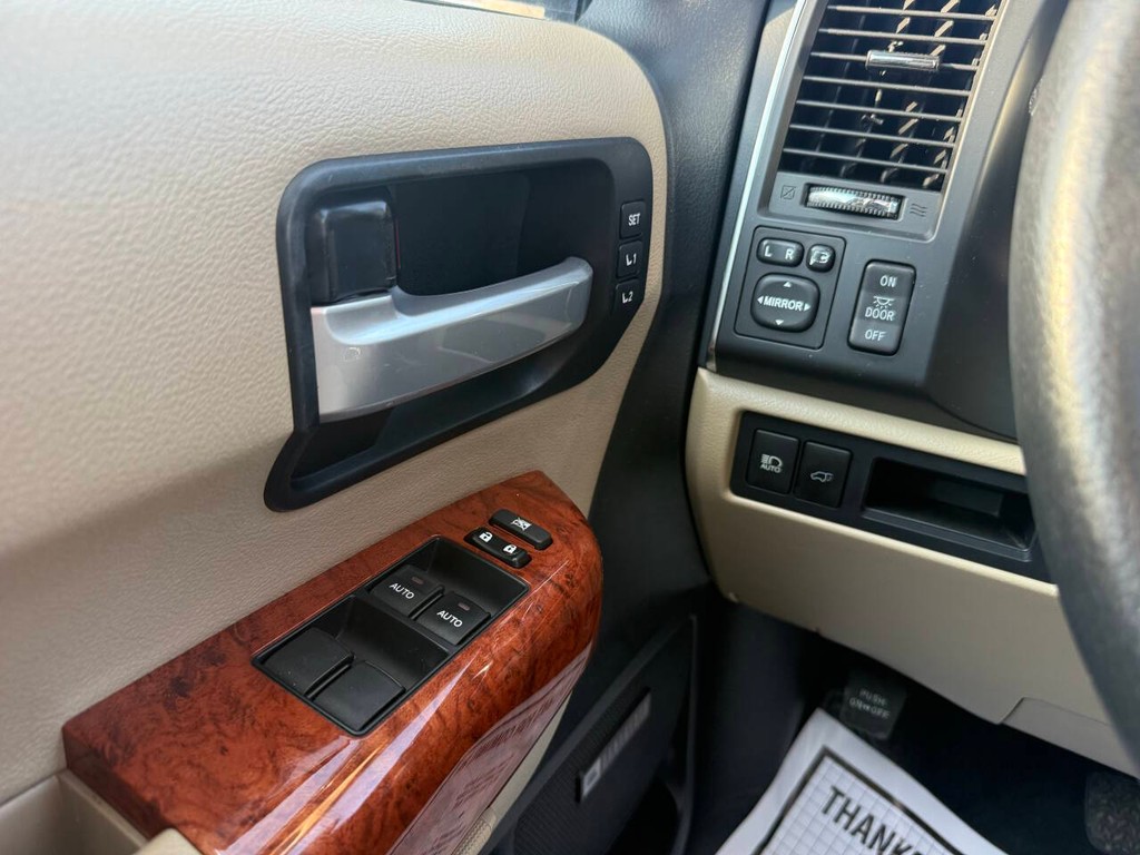 Toyota Sequoia Vehicle Full-screen Gallery Image 33