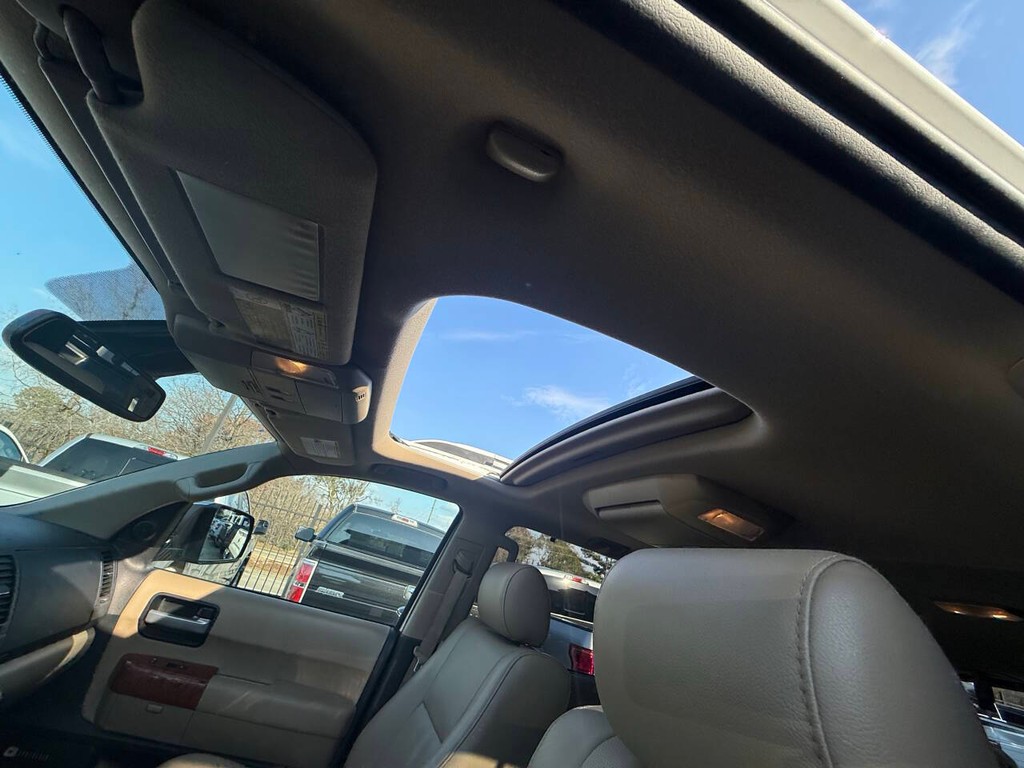 Toyota Sequoia Vehicle Full-screen Gallery Image 34