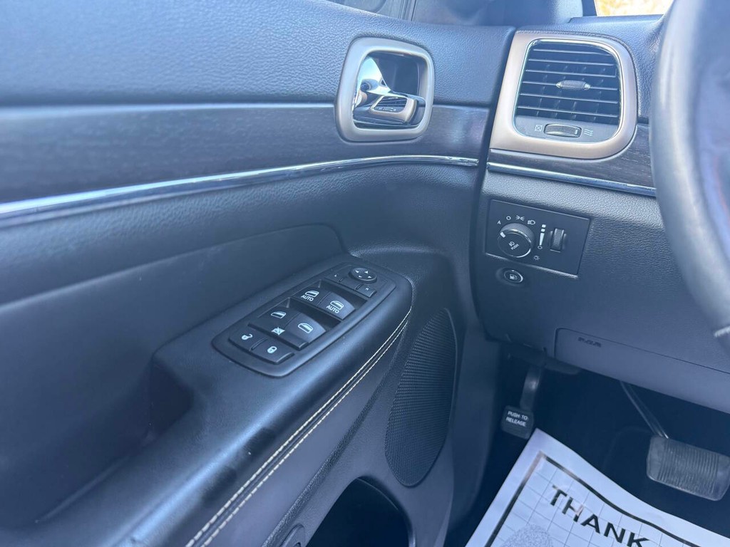 Jeep Grand Cherokee Vehicle Full-screen Gallery Image 30