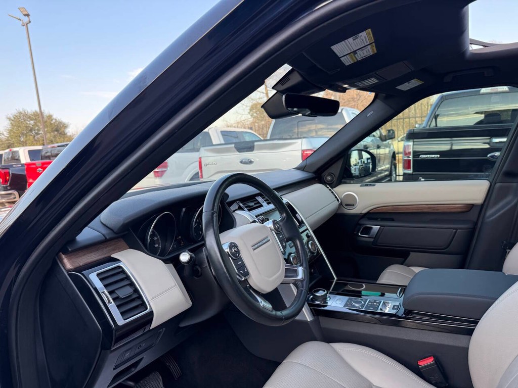 Land Rover Discovery Vehicle Full-screen Gallery Image 06