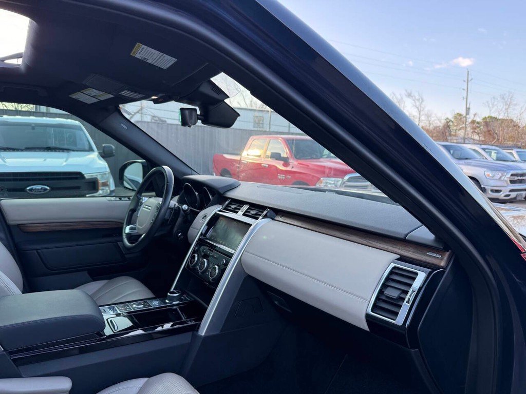 Land Rover Discovery Vehicle Full-screen Gallery Image 09