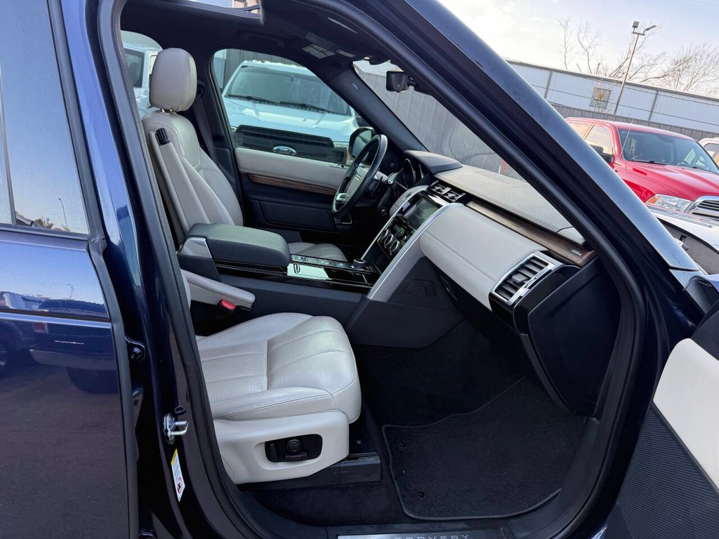 Land Rover Discovery Vehicle Full-screen Gallery Image 10