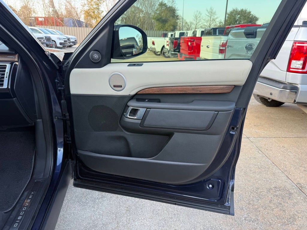 Land Rover Discovery Vehicle Full-screen Gallery Image 11