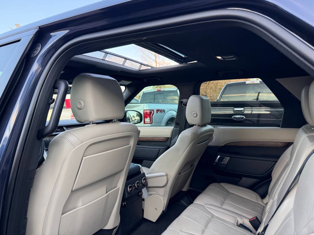 Land Rover Discovery Vehicle Full-screen Gallery Image 12