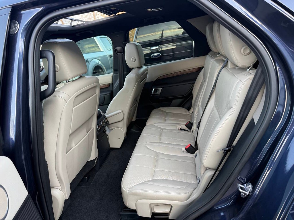 Land Rover Discovery Vehicle Full-screen Gallery Image 13