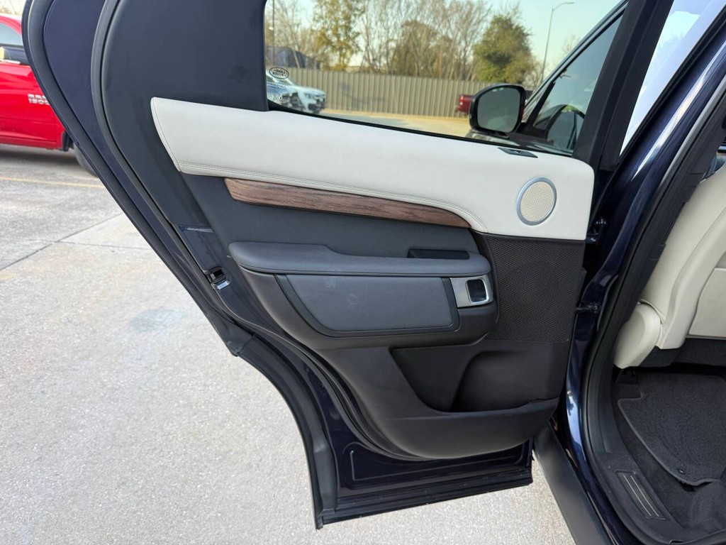 Land Rover Discovery Vehicle Full-screen Gallery Image 15