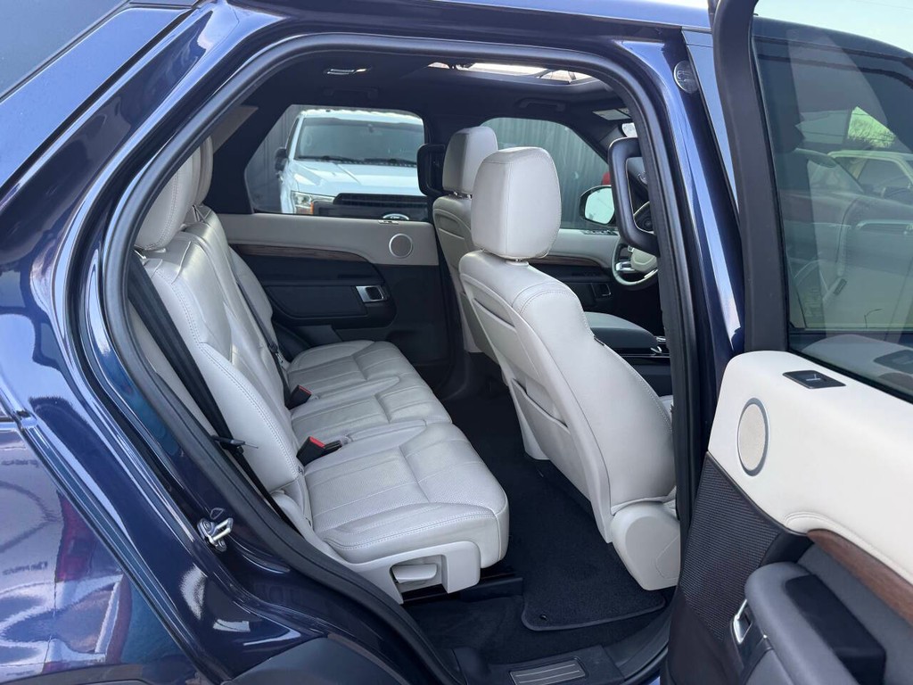 Land Rover Discovery Vehicle Full-screen Gallery Image 16