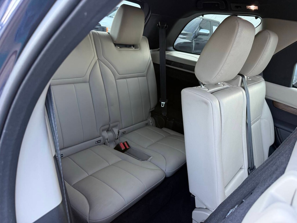 Land Rover Discovery Vehicle Full-screen Gallery Image 17