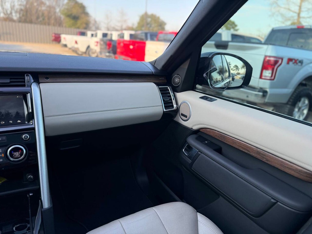 Land Rover Discovery Vehicle Full-screen Gallery Image 22