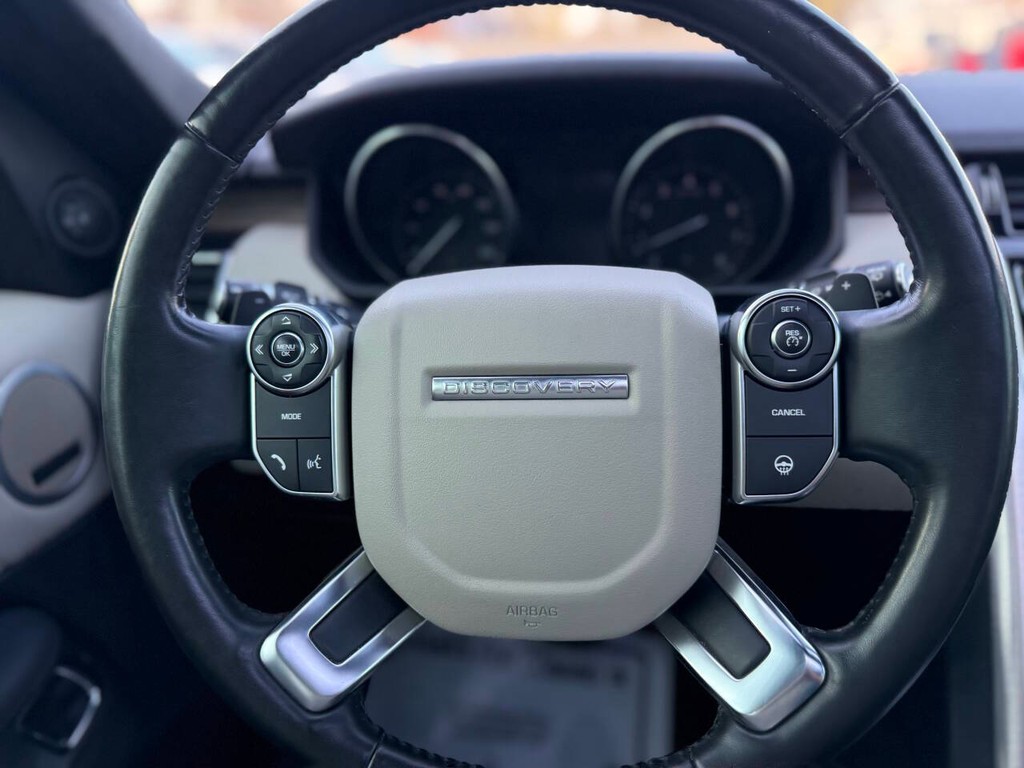 Land Rover Discovery Vehicle Full-screen Gallery Image 25