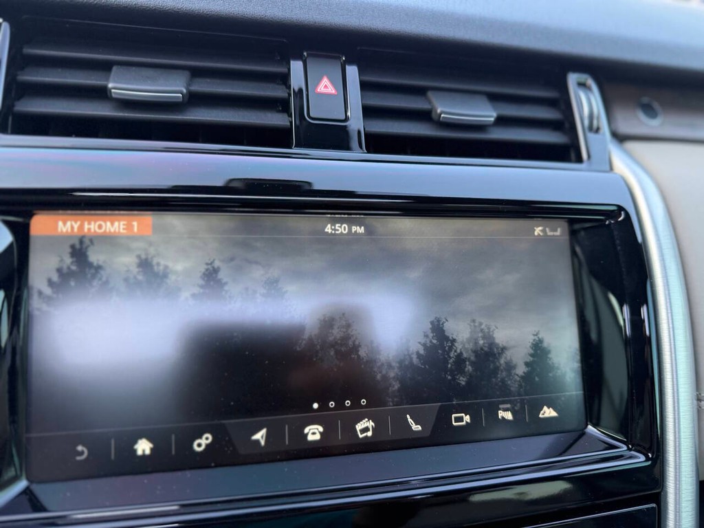 Land Rover Discovery Vehicle Full-screen Gallery Image 27