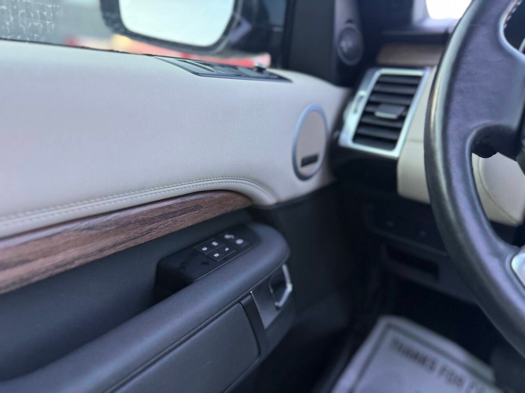 Land Rover Discovery Vehicle Full-screen Gallery Image 32