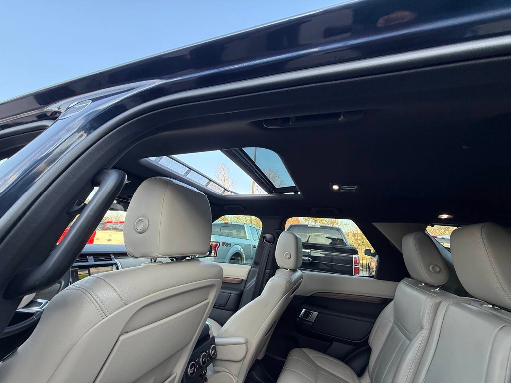 Land Rover Discovery Vehicle Full-screen Gallery Image 34