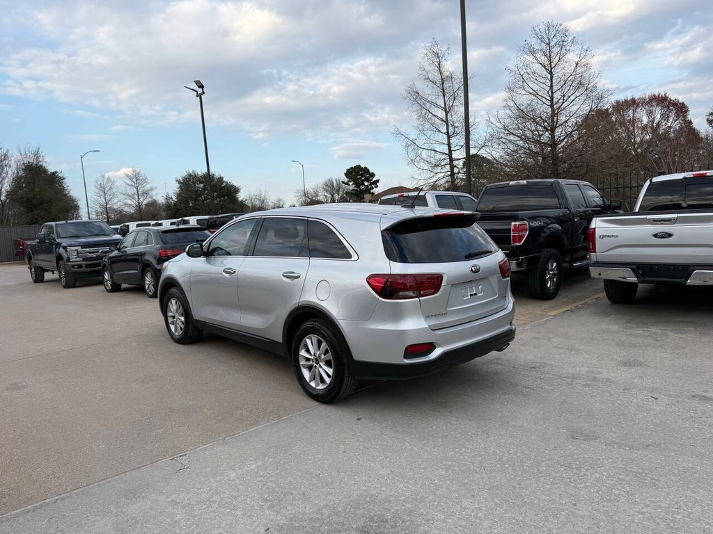 Kia Sorento Vehicle Full-screen Gallery Image 04