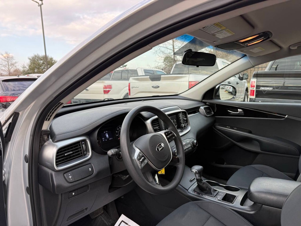 Kia Sorento Vehicle Full-screen Gallery Image 06