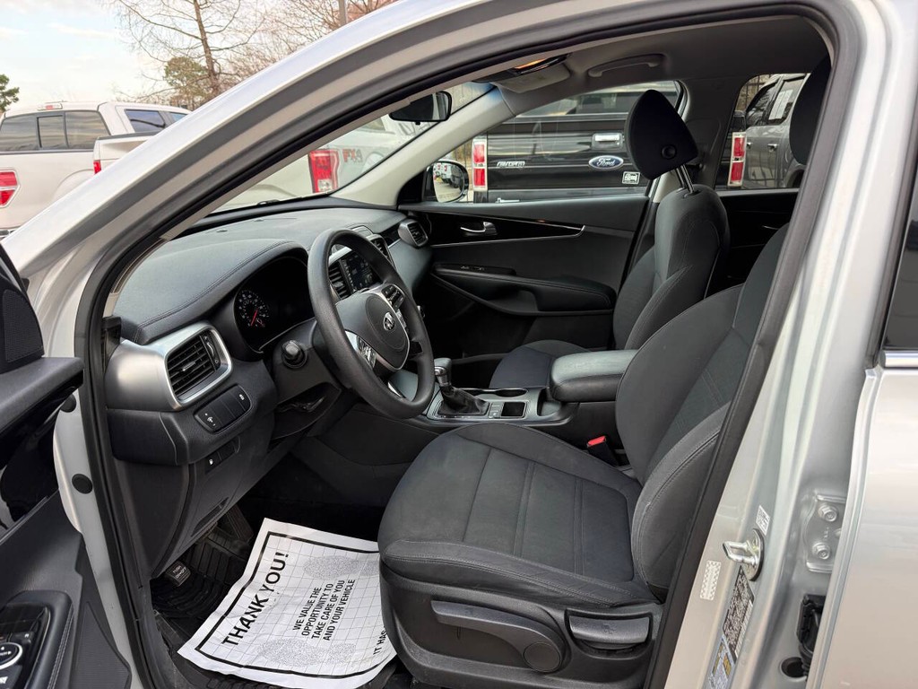 Kia Sorento Vehicle Full-screen Gallery Image 07