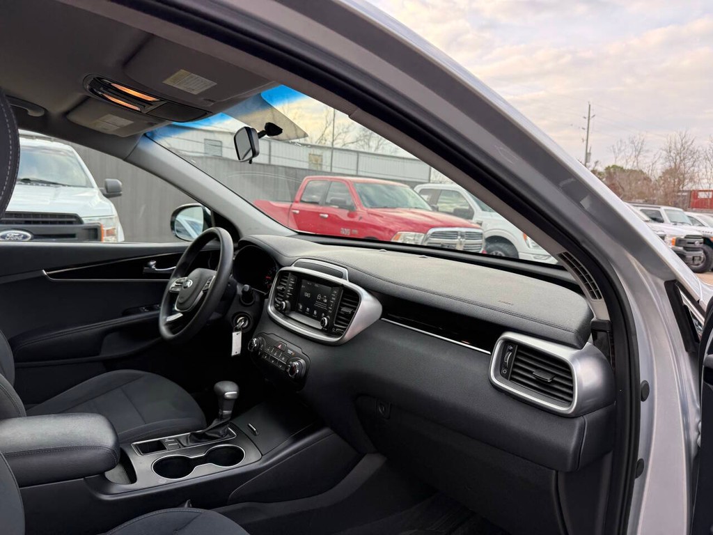 Kia Sorento Vehicle Full-screen Gallery Image 09