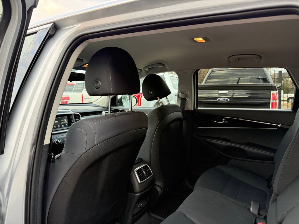 Kia Sorento Vehicle Full-screen Gallery Image 12