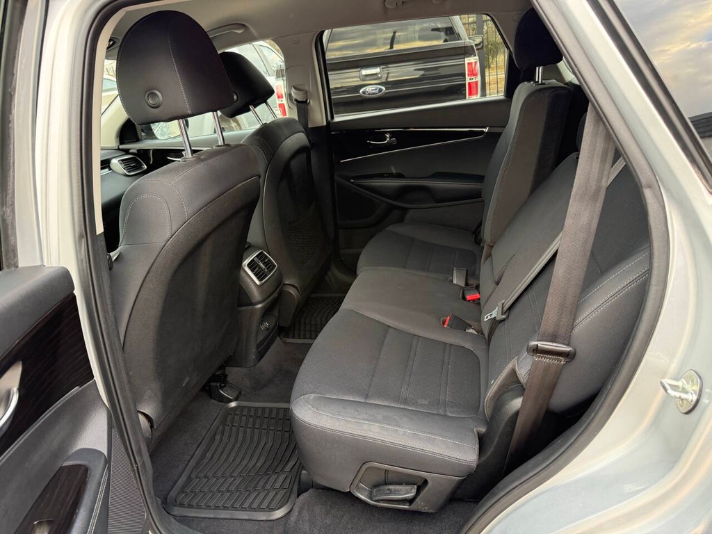 Kia Sorento Vehicle Full-screen Gallery Image 13