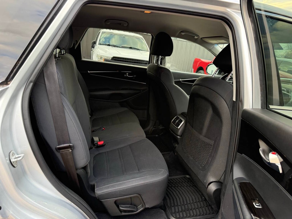 Kia Sorento Vehicle Full-screen Gallery Image 16