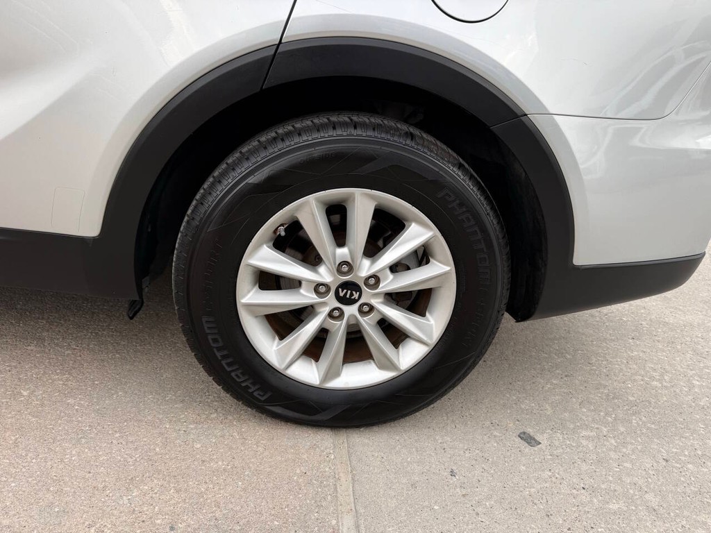 Kia Sorento Vehicle Full-screen Gallery Image 37